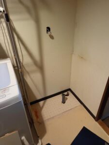 洗面化粧台施工中