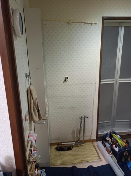 洗面化粧台施工中
