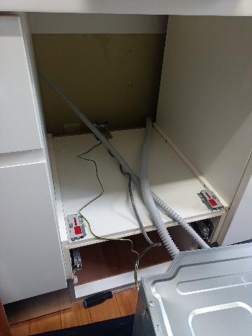 食器洗浄乾燥機施工中