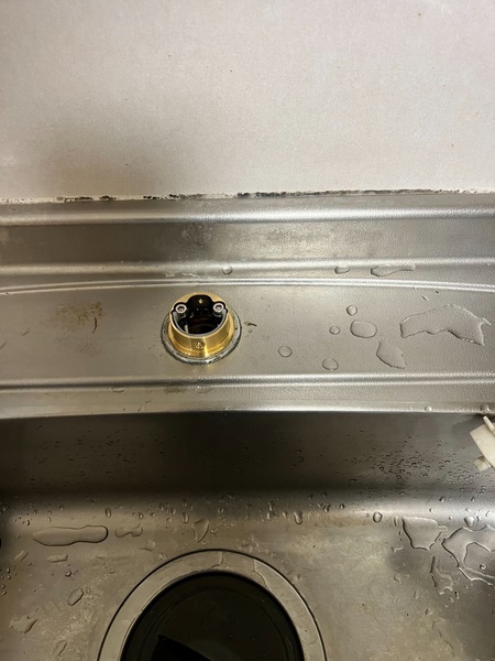 キッチン混合水栓施工中