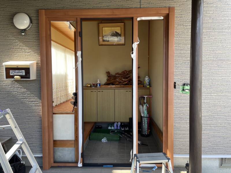 玄関ドア施工中写真