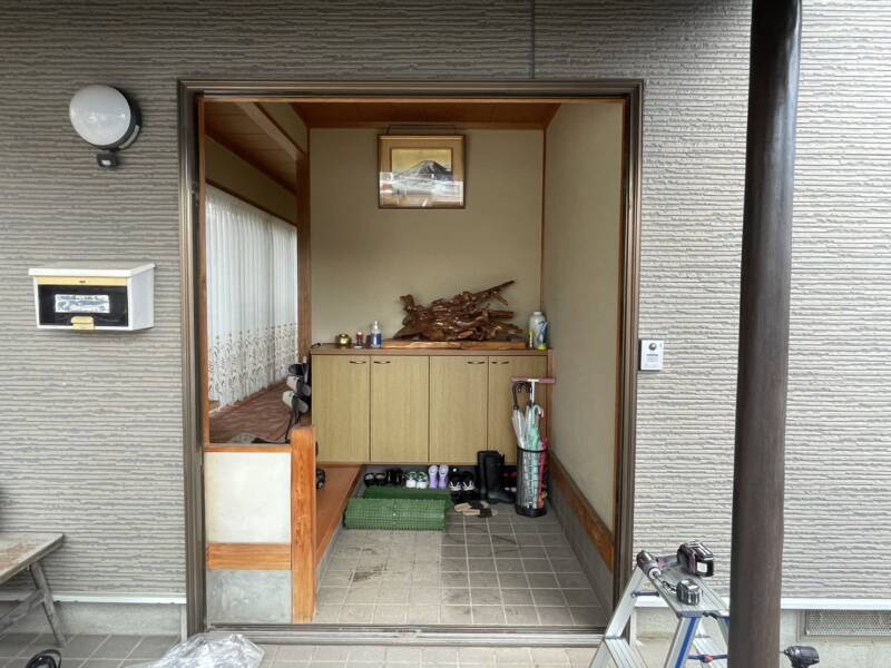 玄関ドア施工中写真