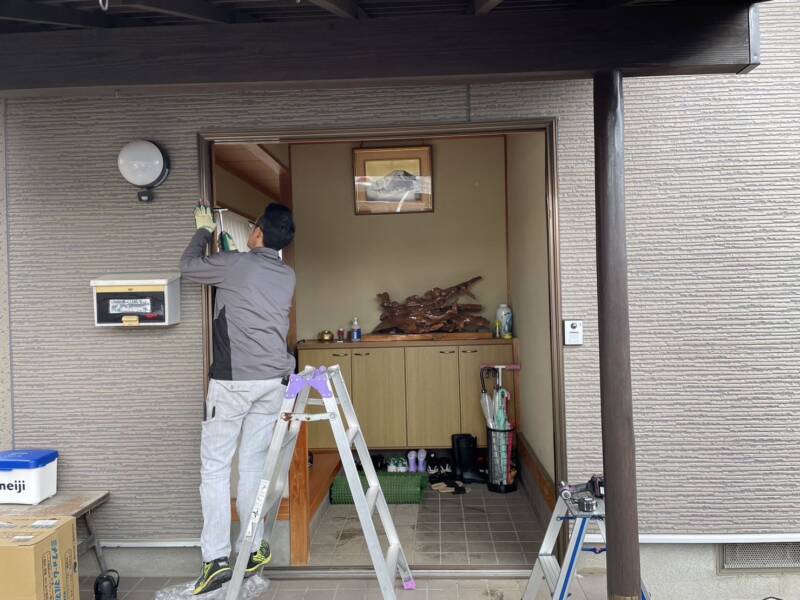 玄関ドア施工中写真