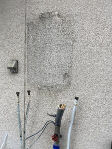 給湯器施工中