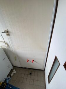 洗面化粧台施工中