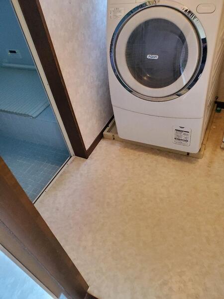 洗濯機側クッションフロア張替前