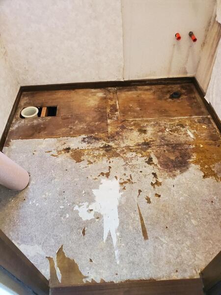 クッションフロア張替作業中