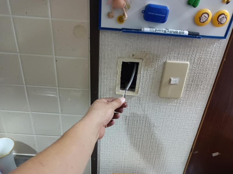 台所用リモコン交換中