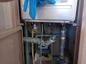 ガス給湯器施工中