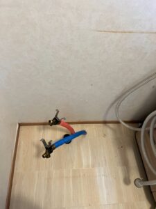 洗面化粧台施工中