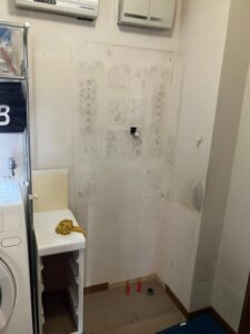 洗面化粧台施工中
