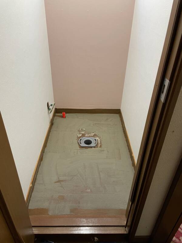 トイレ内の内装施行中