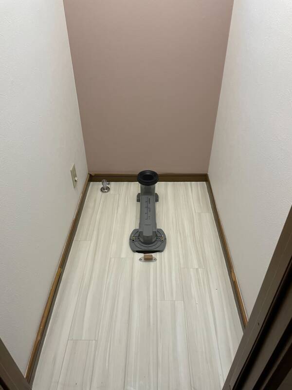トイレ内の内装完了。給水、排水施工中