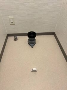 トイレ排水、給水施工中