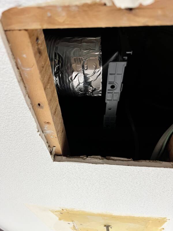 トイレ内換気扇施工中