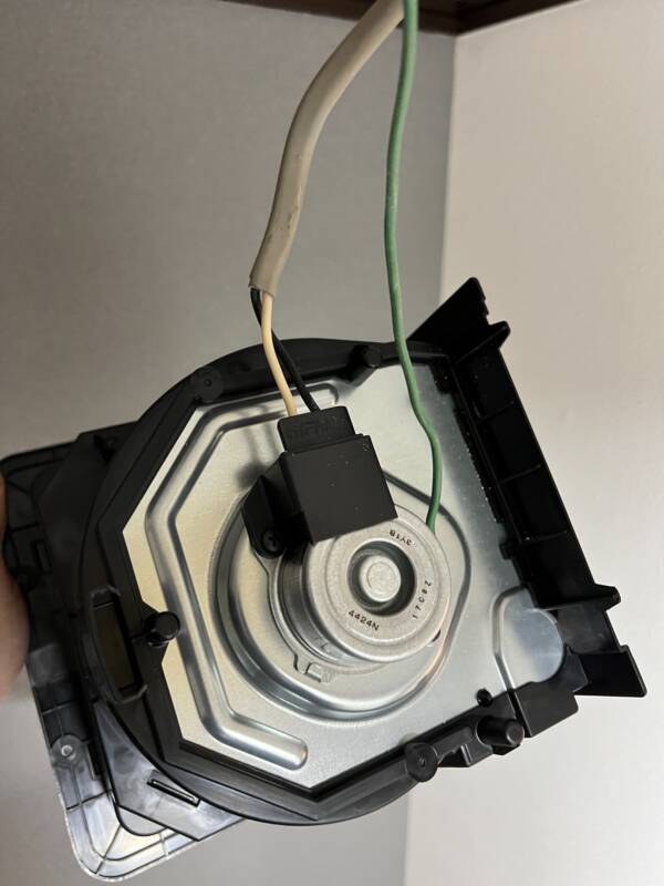 トイレ内換気扇施工中