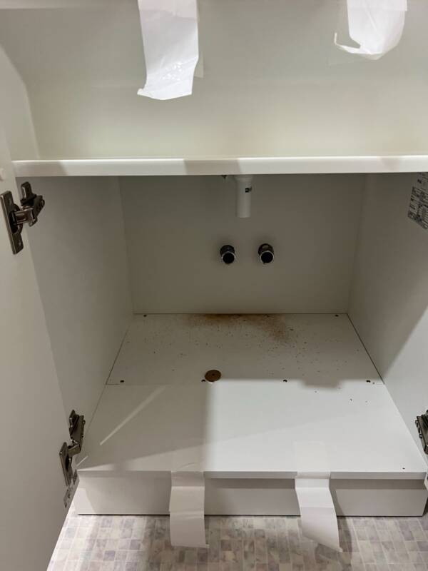 洗面化粧台施工中