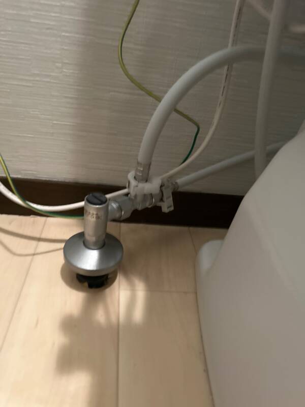 トイレ施工前止水栓、給水管状況