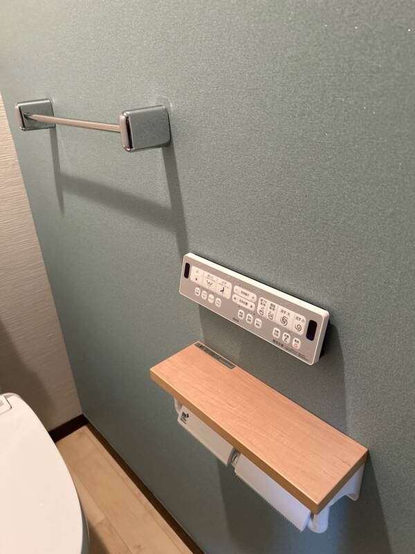 トイレ用リモコン、ペーパーホルダー交換後