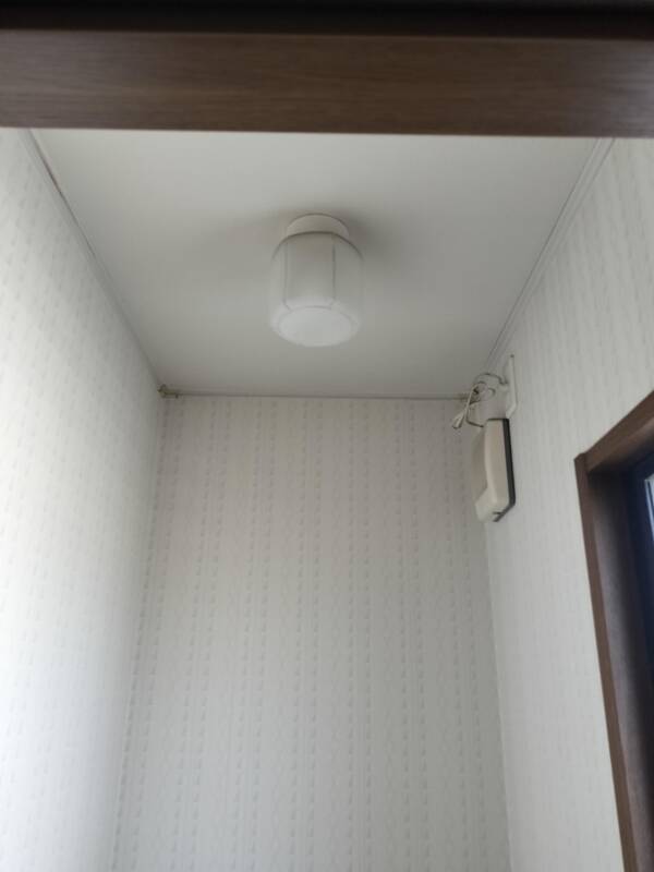 トイレ内照明交換前