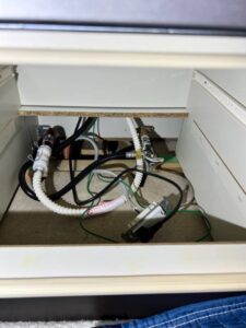 食洗器施工中の給水管、排水管状況