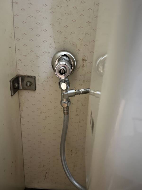 トイレ用止水栓、給水管状況